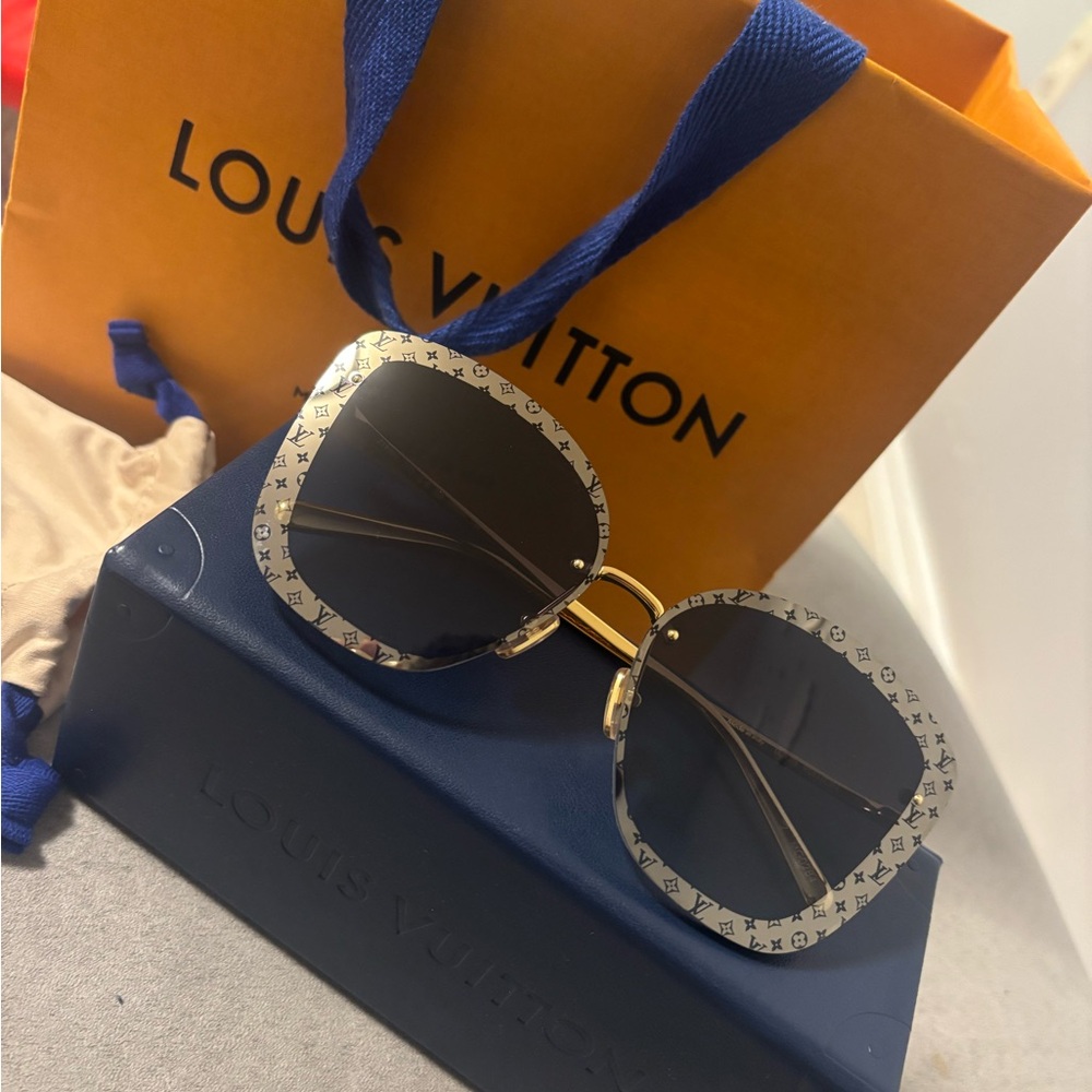 Louis Vuitton Women's Sunglasses with Blue and Gold Design